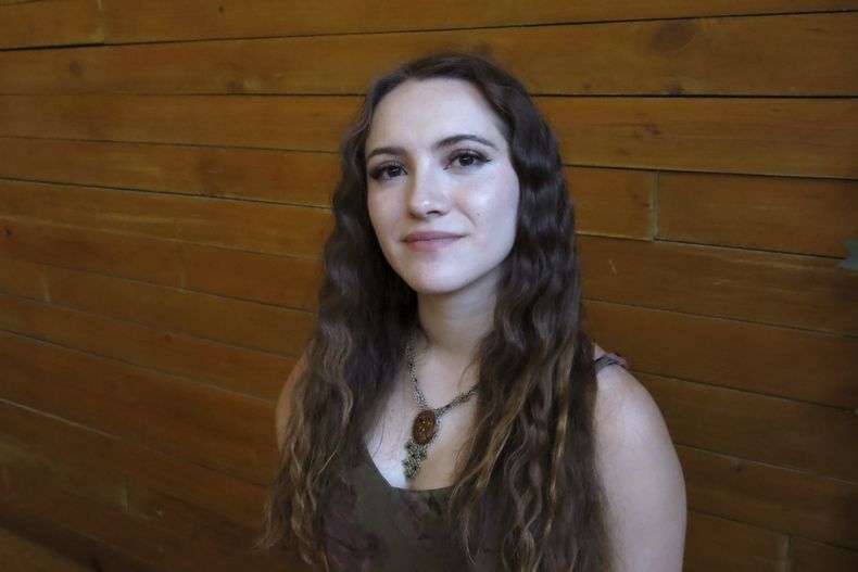 La cantautora mexiana Nunne posa para un retrato durante una entrevista en la Ciudad de México el 5 de julio de 2023. El álbum debut de Nunne se titula La Selenita. (Foto AP/Berenice Bautista)