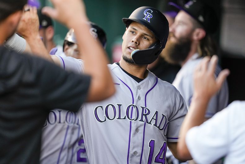 El campocorto venezolano de los Rockies de Colorado Ezequiel Tovar celebra tras anotar en la cuarta entrada ante los Nacionales de Washington el lunes 24 de julio del 2023. (AP Foto/Alex Brandon)