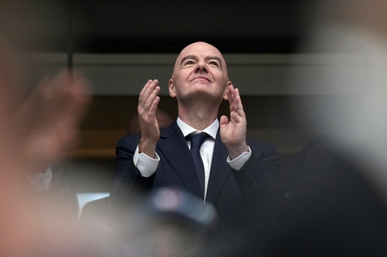 El presidente de la FIFA Gianni Infantino previo a la semifinal del Mundial entre Francia y España, el martes 14 de julio de 2026, en Arlington, Texas. (AP Foto/Eric Gay)