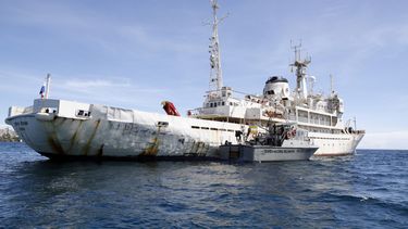 americateve | Un barco de la Guardia Costera venezolana permanece junto al buque de exploraci&oacute;n petrolera Teknik Perdana anclado cerca de la costa en la isla Margarita, Venezuela, el domingo 13 de octubre de 2013. (Foto AP/Gustavo Granado)