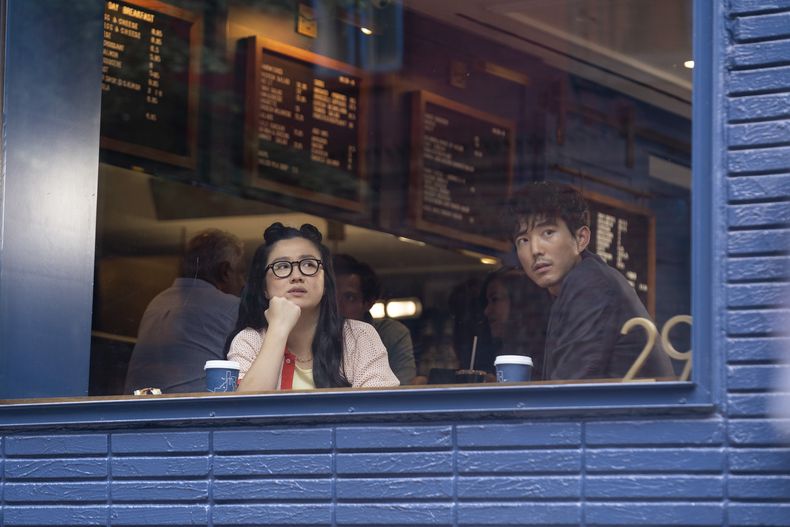 En esta imagen proporcionada por Sony Pictures Classics, Justin Min, derecha, y Sherry Cola en una escena de Shortcomings. (Jon Pack/Sony Pictures Classics vía AP)