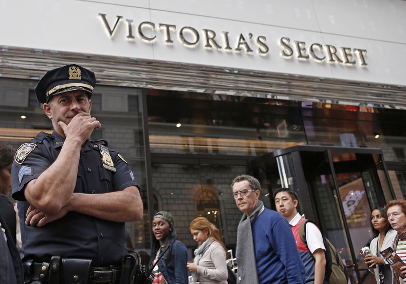 Un polic&iacute;a de la ciudad de Nueva York est&aacute; de guardia frente a la tienda Victorias Secret en la Plaza Herald, el jueves 17 de octubre de 2013. Un guardia de seguridad de la tienda de lencer&iacute;a descubri&oacute; en la bolsa de una adole