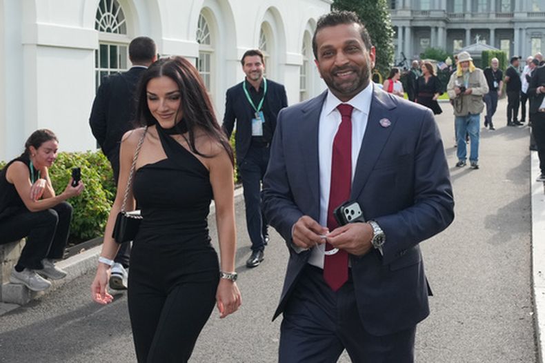 ARCHIVO - El director del FBI Kash Patel, a la derecha, y Alexis Wilkins llegan a la Casa Blanca antes del combate UFC Freedom 250 en el Jardín Sur, el 14 de junio de 2026, en Washington. (AP Foto/Alex Brandon, Archivo)