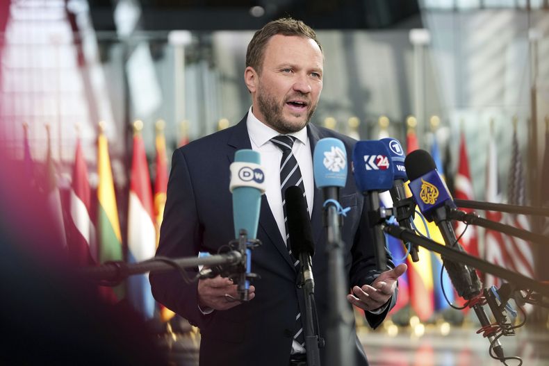 ARCHIVO - El ministro de Relaciones Exteriores de Estonia, Margus Tsahkna, habla con los medios a su llegada a una reunión de cancilleres de la OTAN, en la sede del organismo en Bruselas, el 3 de abril de 2025. (AP Foto/Virginia Mayo, archivo)