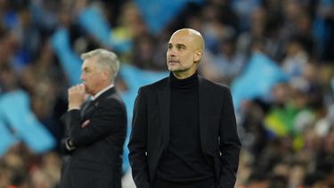 El técnico del Manchester City Pep Guardiola y su colega del Real Madrid Carlo Ancelotti durante los últimos minutos de la semifinal de la Liga de Campeones, el miércoles 17 de mayo de 2023. Manchester City ganó 4-0. (AP Foto/Jon Super)