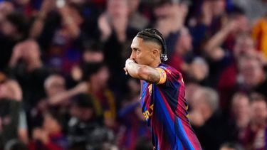Raphinha del Barcelona celebra tras anotar en el encuentro ante el Real Madrid en La Liga el domingo 25 de octubre del 2026. (AP Foto/Jose Breton)