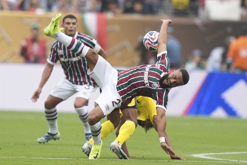 Samuel Xavier (2) de Fluminense y Karim Adeyemi de Borussia Dortmund pugnan por el balón en el partido del Mundial de Clubes, el martes 17 de junio de 2025, en East Rutherford, Nueva Jersey. (AP Foto/Frank Franklin II)