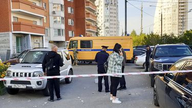Investigadores en el lugar en el que cayó un dron ucraniano derribado el martes 22 de agosto de 2023, en Krasnogorsk, a las afueras de Moscú. (Moscow News Agency via AP)