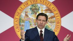 El gobernador de Florida, Ron DeSantis, durante una conferencia de prensa para firmar varias iniciativas relacionadas con la educación pública y aumentos a los salarios de profesores, el martes 9 de mayo de 2023, en Miami. (AP Foto/Rebecca Blackwell)