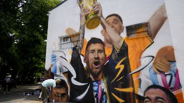 Esquina de Buenos Aires muestra a Messi con Copa del Mundo