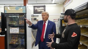 ARCHIVO – El candidato presidencial republicano y expresidente, Donald Trump, visita el mercado vecinal Sprankles en Kittanning, Pensilvania, el 23 de septiembre de 2024. (AP Foto/Alex Brandon, Archivo)