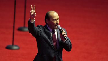 Lee Greenwood actúa mientras el presidente electo Donald Trump llega a un mitin antes de la 60ª toma de posesión presidencial, el domingo 19 de enero de 2025, en Washington. (Foto AP/Alex Brandon)