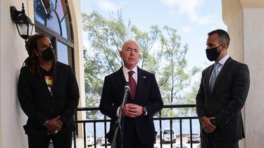 alejandro mayorkas se reune en miami con representantes cubanoamericanos