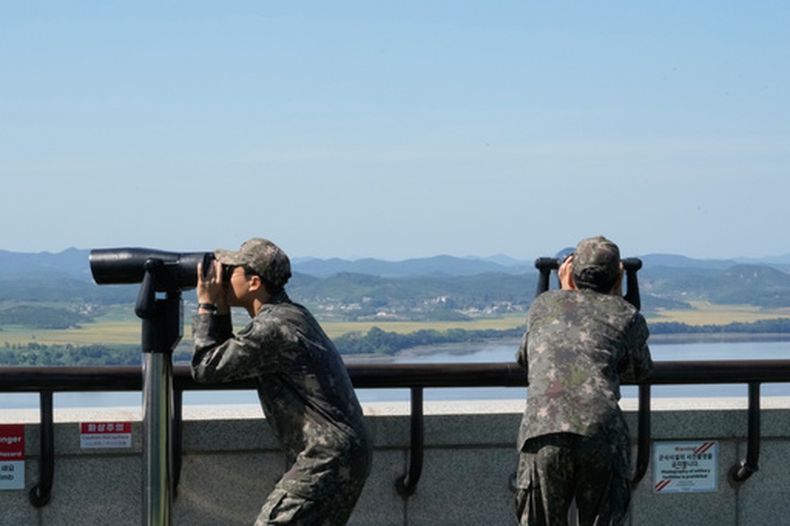 Soldados surcoreanos observan territorio norcoreano desde el Puesto de Observación de Unificación, el miércoles 16 de septiembre de 2026, en Paju, Corea del Sur. (AP Foto/Ahn Young-joon)