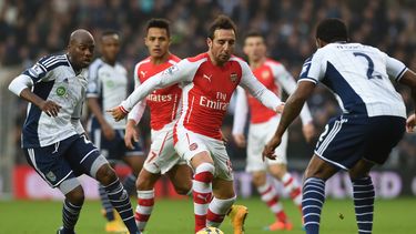 americateve | El futbolista de Arsenal Santi Cazorla, centro, durante un encuentro contra West Bromwich Albion en Birmingham el 29 de noviembre del 2014. Arsenal gan&oacute; 1-0. (AP Foto/Tim Ireland)