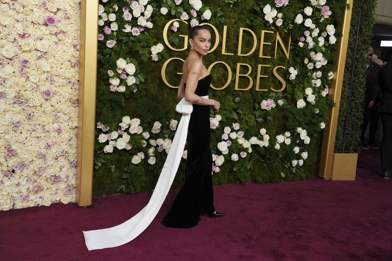 Zoe Kravitz llega a la 82ª edición de los Globos de Oro el domingo 5 de enero de 2025 en el Beverly Hilton de Beverly Hills, California. (Foto Jordan Strauss/Invision/AP)