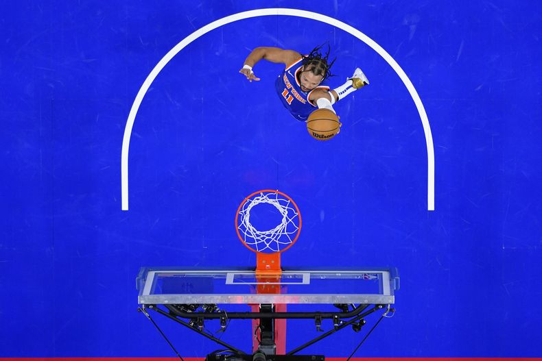 Jalen Brunson, de los Knicks de Nueva York, salta para encestar en el encuentro del viernes 5 de enero de 2024, ante los 76ers de Filadelfia (AP Foto/Matt Slocum)