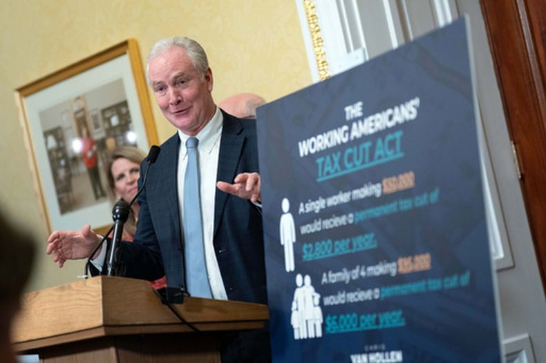 El senador demócrata por Maryland Chris Van Hollen presenta una propuesta económica en el Congreso en Washington, el 12 de marzo del 2026. (AP foto/Jose Luis Magana)