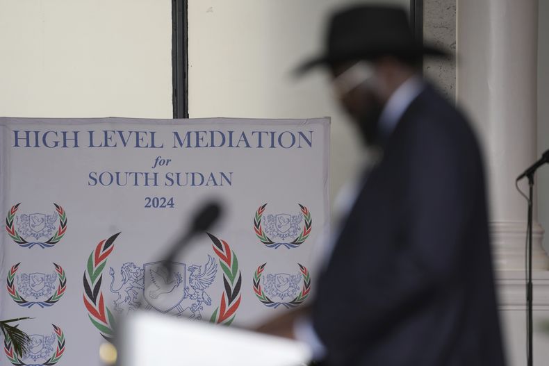 ARCHIVO - El presidente de Sudán del Sur, Salva Kiir Mayardit, en primer plano, pronuncia un discurso durante el inicio de las conversaciones de paz de alto nivel para Sudán del Sur en la Casa del Estado en Nairobi, Kenia, el jueves 9 de mayo de 2024. (AP foto/Brian Inganga, archivo)