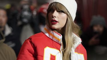 ARCHIVO - Taylor Swift llega antes de un partido de postemporada de la NFL entre los Chiefs de Kansas City y los Dolphins de Miami el 13 de enero de 2024, en Kansas City, Missouri. Por semanas, el escrutinio sobre los viajes de la cantante Taylor Swift en jets privados ha estado en ebullición en las redes sociales, la gente señala las emisiones de dióxido de carbono que calientan el planeta liberadas con cada vuelo. (Foto AP/Ed Zurga, archivo)