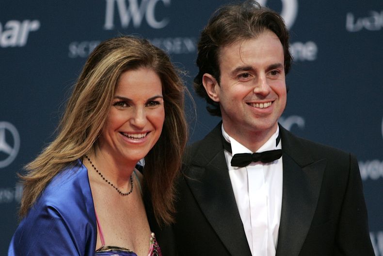 ARCHIVO - La extenista Arantxa Sánchez Vicario (izquierda) y su esposo Josep Santacana acuden a la entrega de los premios Laureus en Abu Dabi, Emiratos Árabes Unidos, el miércoles 10 de marzo de 2010. (AP Foto/Nousha Salimi)