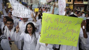 americateve | M&eacute;dicos, enfermeras y estudiantes de medicina protestan en la Ciudad de Panam&aacute;, el mi&eacute;rcoles 2 de octubre de 2013. El presidente de Panam&aacute; Ricardo Martinelli sancion&oacute; la noche del mi&eacute;rcoles una ley que permite con