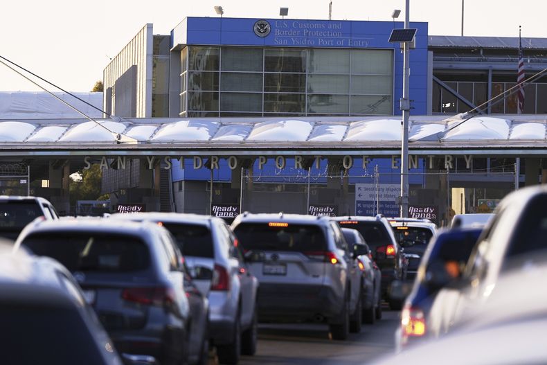 ARCHIVO - Vehículos hacen fila para cruzar de México a Estados Unidos en el cruce fronterizo de San Ysidro, el martes 18 de marzo de 2025, en Tijuana, México. (AP Foto/Gregory Bull, archivo)