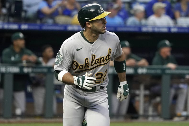 El dominicano Ramón Laureano, de los Atléticos de Oakland, recorre las bases al sacudir un jonrón en el juego del viernes 5 de mayo de 2023, ante los Reales de Kansas City (AP Foto/Ed Zurga)