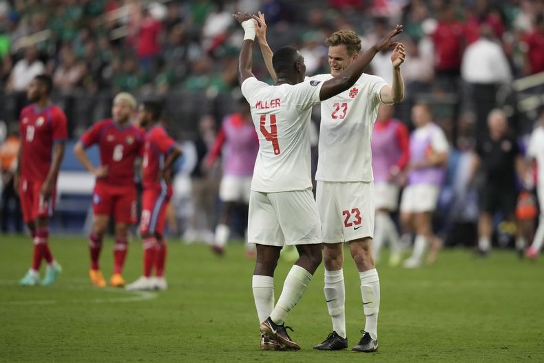 Kamal Miller, de Canadá, festeja con su compañero Scott Kennedy, tras vencer a Panamá en las semifinales de la Liga de Naciones de la CONCACAF, el jueves 15 de junio de 2023, en Las Vegas (AP Foto/John Locher)