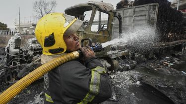 Un bombero rocía con una manguera tras la explosión de un camión cisterna de gas en Ciudad de México, el miércoles 10 de septiembre de 2025. (AP Foto/Fernando Llano)