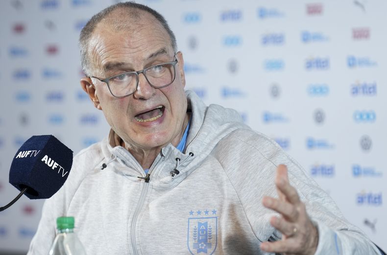 El técnico de Uruguay Marcelo Bielsa durante una rueda de prensa, el sábado 2 de septiembre de 2023, en Montevideo. (AP Foto/Matilde Campodónico)
