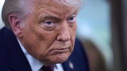 El presidente estadounidense Donald Trump habla con reporteros en el Air Force One tras dejar el Foro Económico Mundial de Davos rumbo a Washington, el 22 de enero del 2026. (AP foto/Evan Vucci)