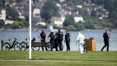 Las fuerzas de seguridad examinan el escenario de un apuñalamiento en Annecy, en los Alpes franceses, el 8 de junio de 2023. (Jean-Christophe Bott/Keystone vía AP)