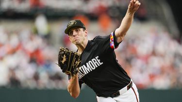 ARCHIVO - El lanzador abridor de los Orioles de Baltimore, John Means, lanza a los Marineros de Seattle durante la primera entrada de un juego de béisbol, el viernes 17 de mayo de 2024, en Baltimore. (AP Foto/Jess Rapfogel, Archivo)