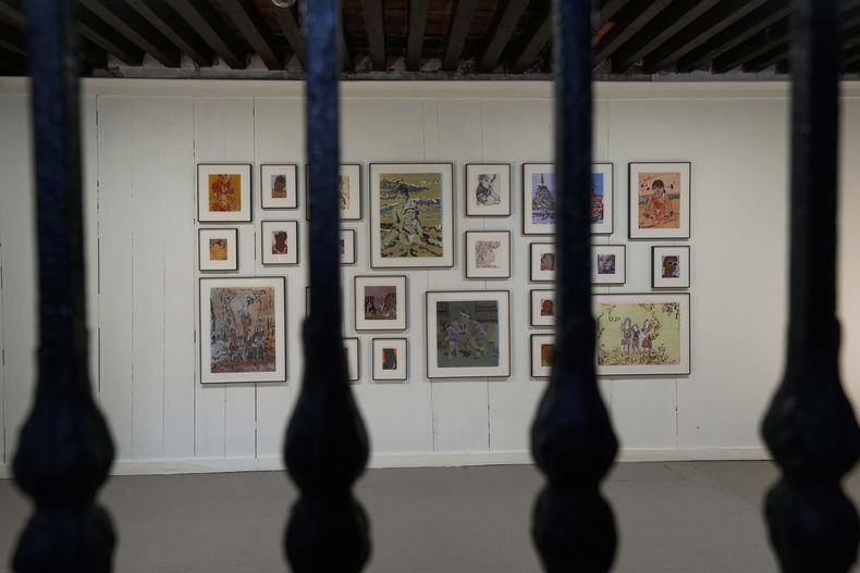 Una instalación de la artista Claire Tabouret se exhibe dentro de la prisión de mujeres de la isla Giudecca durante la exposición de la 60a Bienal de Artes en Venecia, Italia, el miércoles 17 de abril de 2024. La obra forma parte del pabellón del Vaticano en la Bienal de Venecia en una colaboración innovadora entre reclusas y artistas. (Foto AP/Luca Bruno)