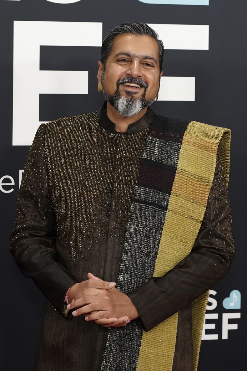 Ricky Kej llega a la 67ª entrega anual de los Grammy el domingo 2 de febrero de 2025 en Los Ángeles. (Foto Jordan Strauss/Invision/AP)