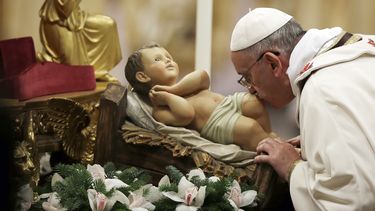 americateve | El papa Francisco besa la estatua del ni&ntilde;o Jes&uacute;s al celebrar la misa de la Nochebuena en la Bas&iacute;lica de San Pedro, en el Vaticano, el martes 24 de diciembre de 2013. (Foto AP/Gregorio Borgia)