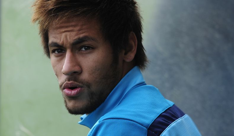 El jugador del Barcelona, Neymar, observa durante un entrenamiento el viernes, 14 de febrero de 2014, en San Joan Despi, Espa&ntilde;a. (AP Photo/Manu Fernandez)