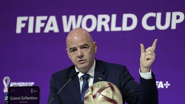 ARCHIVO - Foto del 16 de diciembre del 2022, el presidente de la FIFA Gianni Infantino se reúne con la prensa en Doha, Qatar durante el Mundial. (AP Foto/Martin Meissner, Archivo)