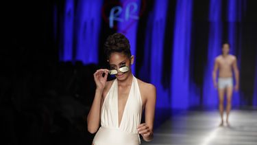Diseñadores latinos revelan trajes de baño 2020 en Miami