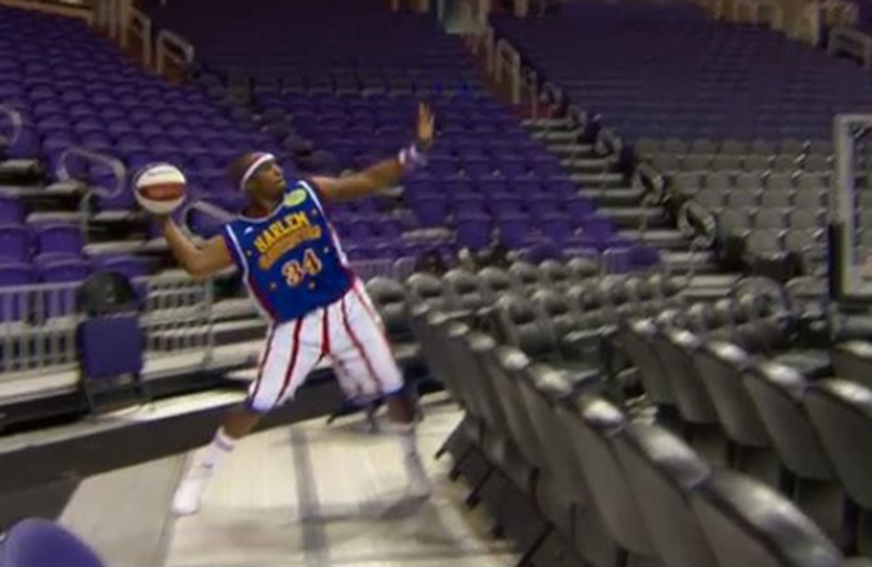 El jugador Corey "Thunder" Law de los Harlem Globetrotters batió el récord del tiro más largo. Revisa las increíbles imágenes.