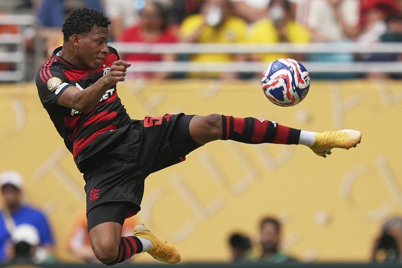 Gonzalo Plata del Flamengo controla el balón durante el encuentro de octavos de final ante el Bayern Munich en la Copa Mundial de Clubes el domingo 29 de junio del 2025. (AP Foto/Rebecca Blackwell)