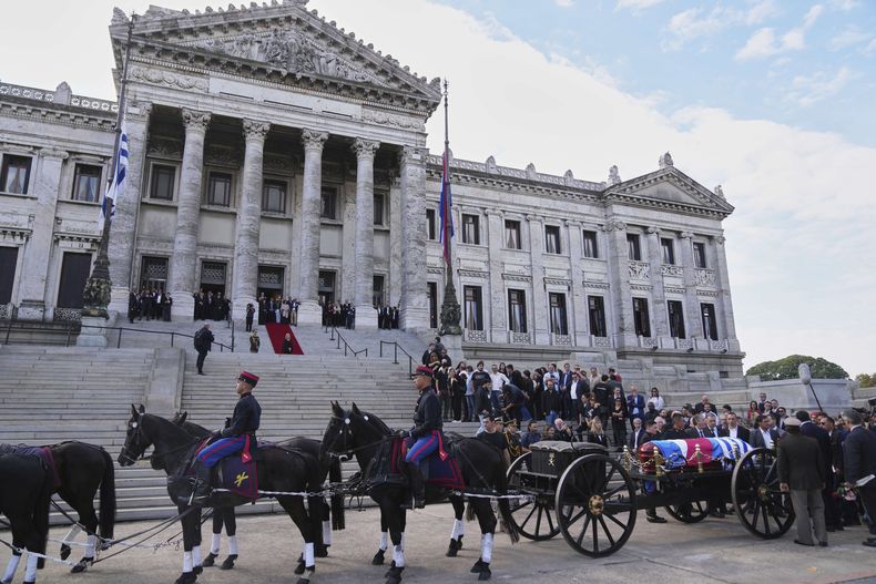 El ataúd del fallecido expresidente José Mujica llega al Palacio Legislativo durante su procesión fúnebre en Montevideo, Uruguay, el miércoles 14 de mayo de 2025. (AP Foto/Matilde Campodónico)