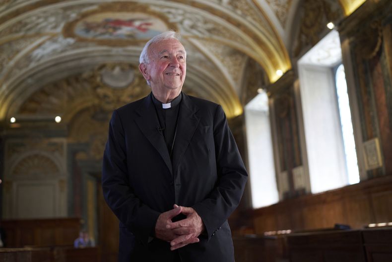 El cardenal Vincent Nichols concede una entrevista en el seminario Venerable Colegio Inglés, el viernes 2 de mayo de 2025, en Roma. (AP Foto/Alessandra Tarantino)