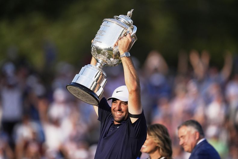 Scottie Scheffler alza el trofeo Wanamaker después de ganar el torneo de golf Campeonato PGA en el campo del Club de Golf Quail Hollow, el domingo 18 de mayo de 2025, en Charlotte, Carolina del Norte. (AP Foto/George Walker IV)