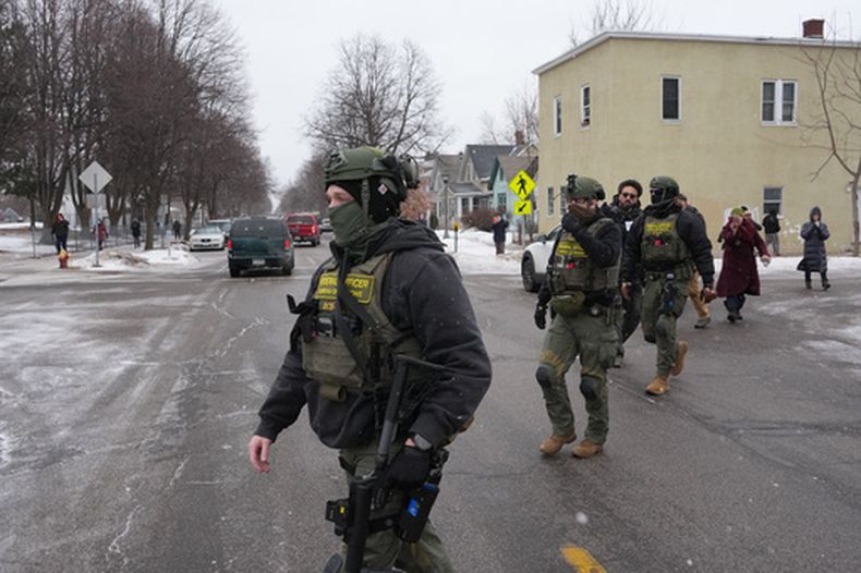 Agentes federales patrullan un barrio en St. Paul, Minnesota el viernes 16 de enero de 2026. (AP Foto/Adam Gray)