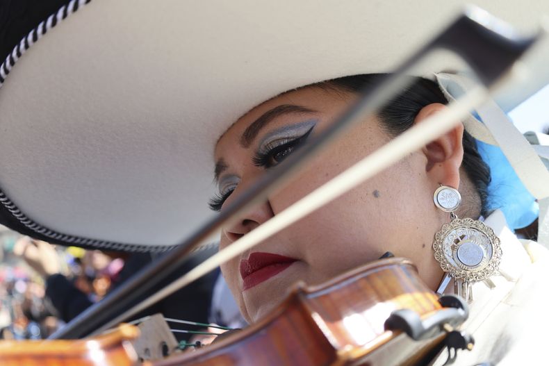 Daniela Orgín, toca su violín antes de romper el récord del mayor número de mariachis tocando al unísono en el Zócalo, la principal plaza de Ciudad de México, el 10 de noviembre de 2024. (AP Foto/Ginnette Riquelme)