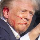 El expresidente y virtual candidato republicano Donald Trump hace un gesto estando en custodia de agentes del Servicio Secreto al momento de ser retirado del escenario en un acto de campaña en Butler, Pensilvania, el sábado 13 de julio de 2024. (AP Foto/Gene J. Puskar)