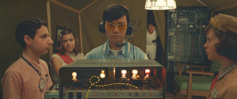 En esta imagen proporcionada por Focus Features, de izquierda a derecha, Jake Ryan, Grace Edwards, Ethan Josh Lee, Aristou Meehan y Sophia Lillis en una escena de Asteroid City. (Focus Features vía AP)
