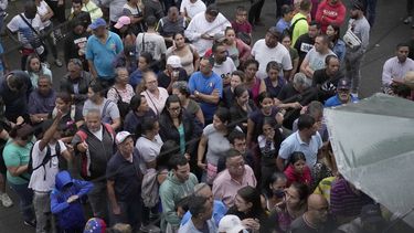 Personas esperando a votar en las elecciones primarias de la oposición en el barrio San Martín de Caracas, Venezuela, el domingo 22 de octubre de 2023. La oposición elegirá un candidato para desafiar al presidente Nicolás Maduro en las elecciones presidenciales de 2024. (Foto AP/Matías Delacroix)